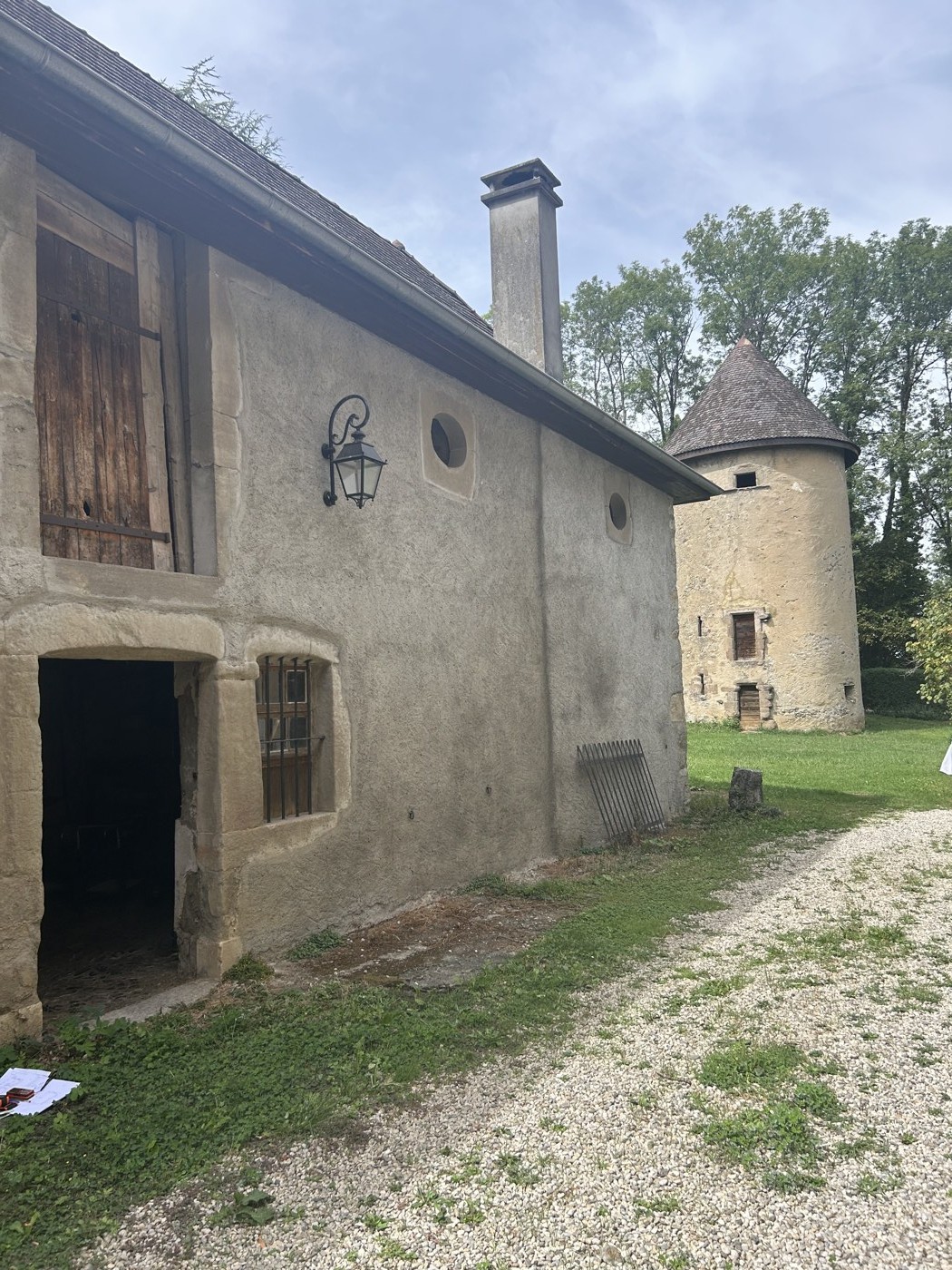 Château de Reignier-Esery, dépendances et pigeonnier