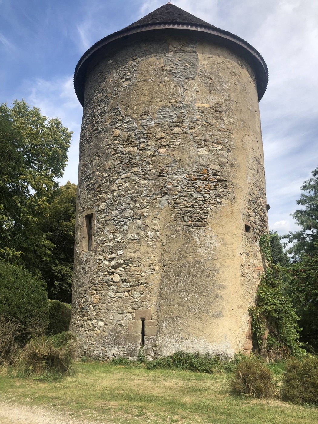Château de Reignier-Esery, tour ronde