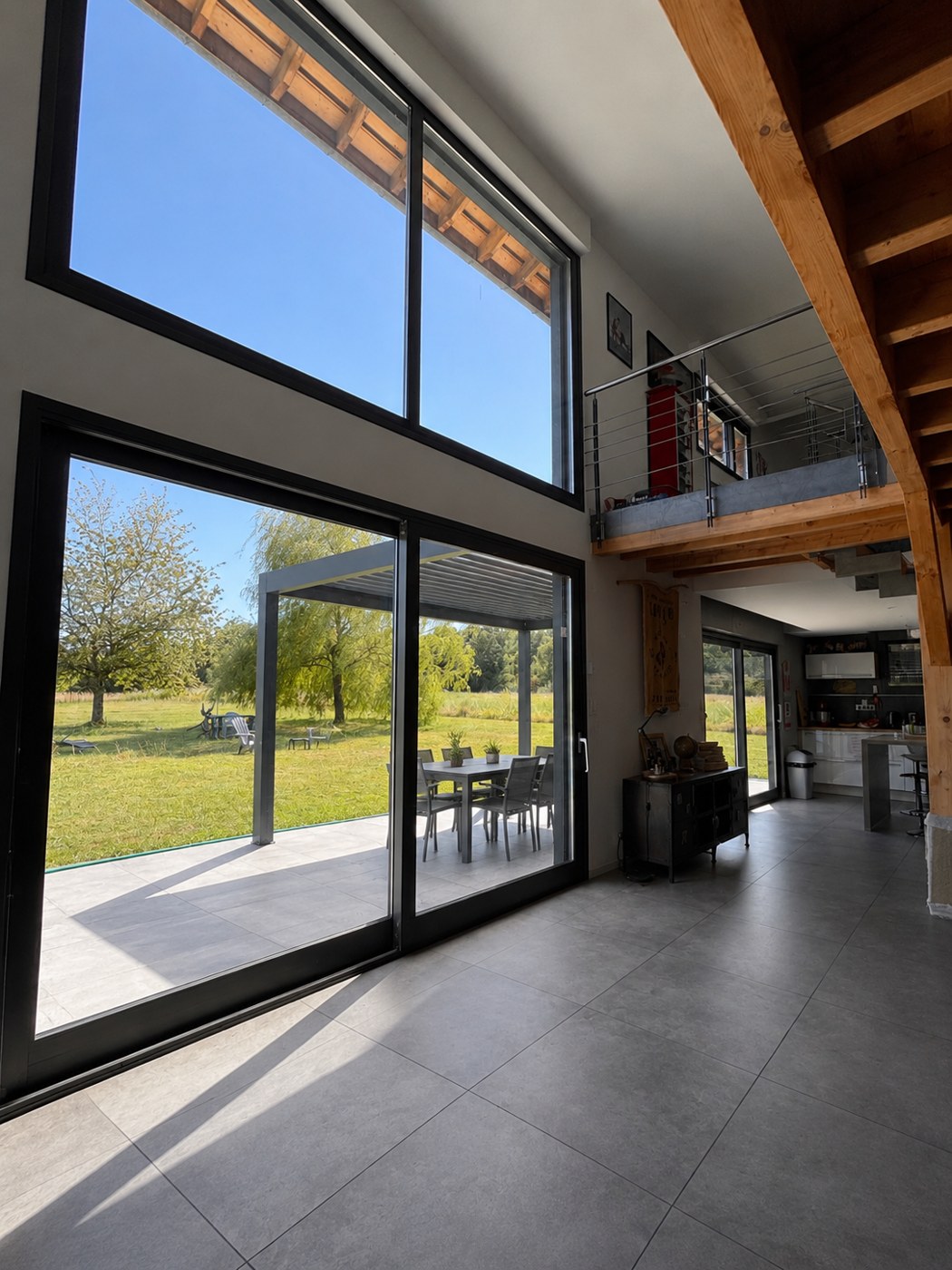 Maison à ossature bois, séjour et baies vitrées